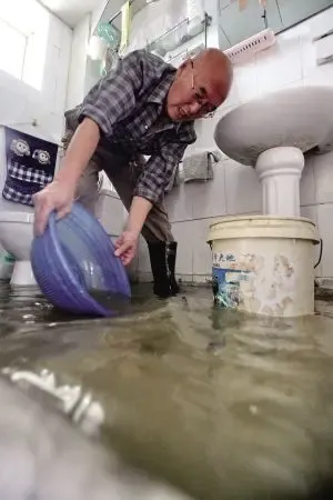 乌鲁木齐:楼下 卡 住下水管 楼上臭水 漫金山