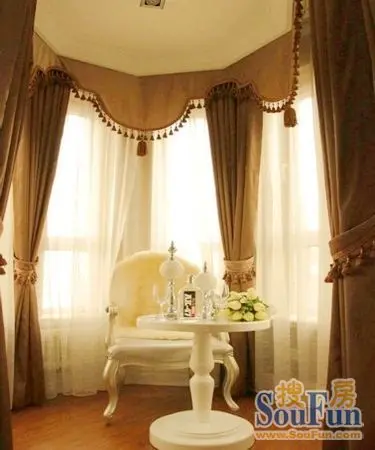 八角窗,虽然只多出4平,但给主卧带来的浪漫情调,难以用面积衡量.
