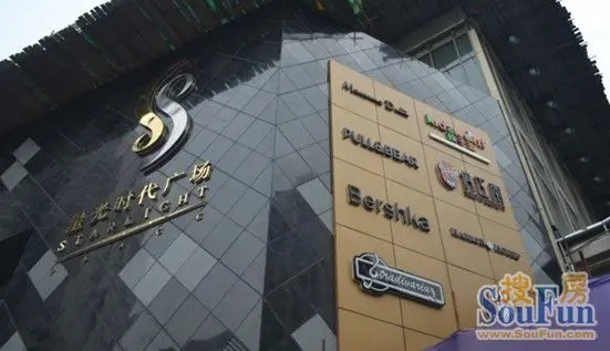 协信•星光时代广场位于重庆南坪商圈核心地段,总建筑面积24万