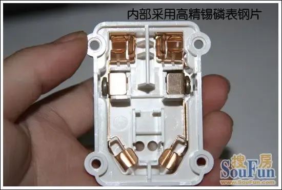 西蒙电气C3系列五孔插座 给你安全耐用的五重