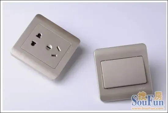 西蒙电气C3系列五孔插座 给你安全耐用的五重