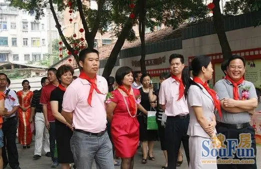 上午9时许,五里亭第二小学新校门前人潮涌动,欢快的乐曲,灿烂的笑容