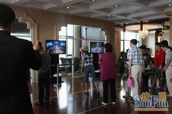 业主们体验360x-box体感游戏机