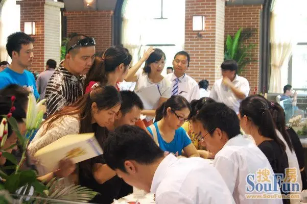 开盘当日,人气爆棚,助推盛夏"高温热潮.销售大厅人头攒