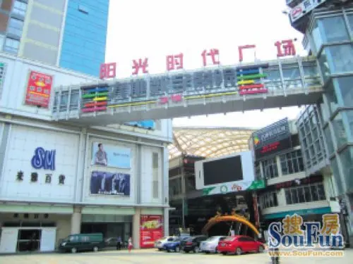 在晋江,阳光时代广场已成为人们休闲娱乐的聚集场所.
