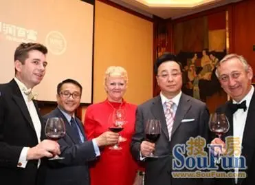 胡润先生与中登集团董事长宋玉庆携子宋宽合影
