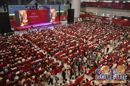 高清组图:4千深圳"富豪"抢购龙华新房 绿景公馆1866今热开