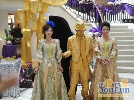 美女模特和铜人(来源:房天下 拍摄者:马小燕)
