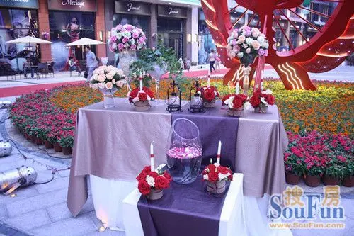 万达激光音乐喷泉绚丽绽放 现场布置浪漫而温馨|搜房地产资讯