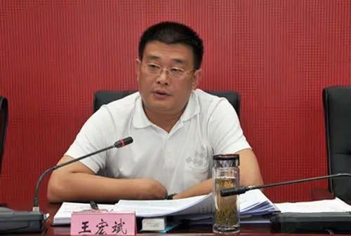 王宏斌主持简阳市第十四届委员会第21次常委