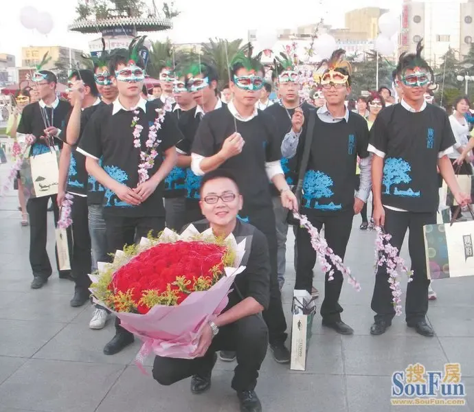 "鼎府"暗恋成真 人民广场快闪求婚-襄阳新房网-搜房网