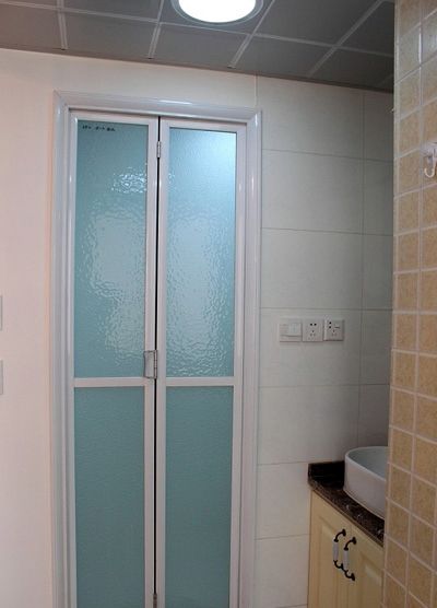 卫生间门是毛玻璃折叠门,样子美观又防潮