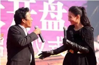 陕西益丰置业发展有限公司董事长吴拴牢与张柏芝之在开盘仪式上交谈
