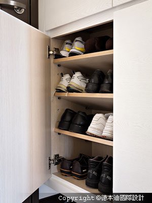 深度不足的鞋柜,改成斜层板就能收纳鞋款.