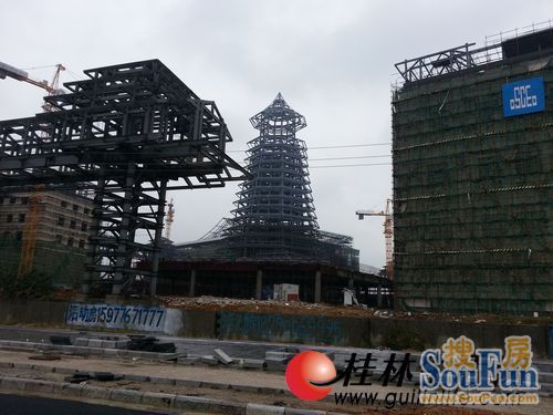 图为正在建设的一院两馆和"中国第一鼓楼".