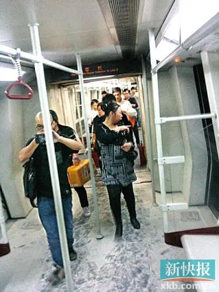 地铁八号线车厢冒烟起火花 乘客解锁车门隧道逃生