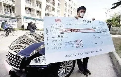 百万支票求婚图片