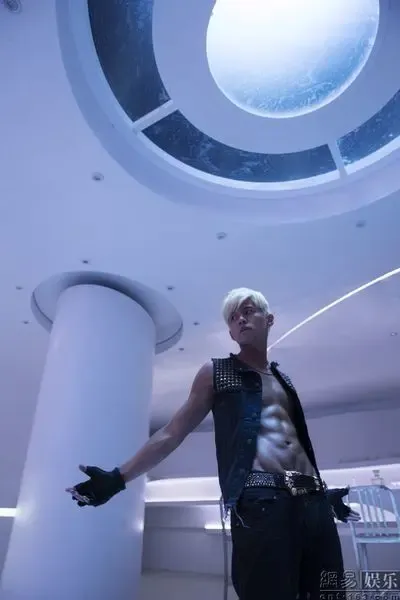 携《十二新作》 周杰伦坐动车  DIY工作室祝新专