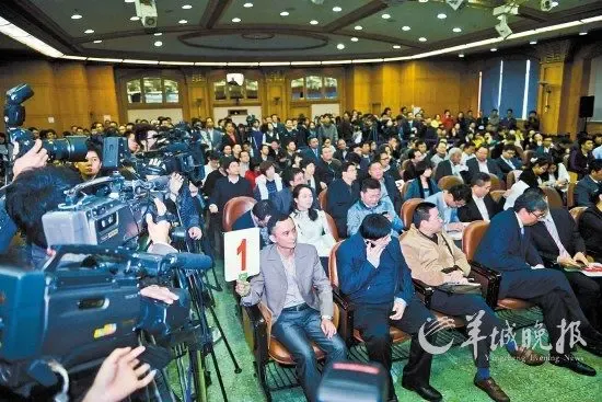 开发商无惧割肉豪价夺地 政府揽金71亿元|搜