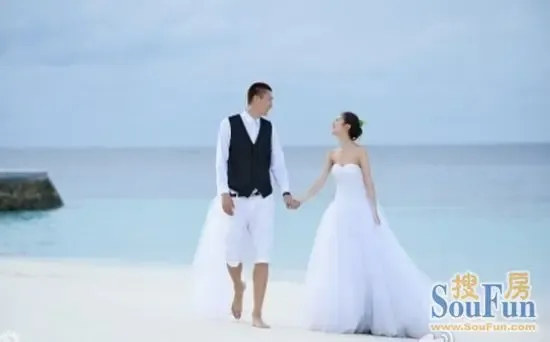 <em>孙悦妻子</em>陈露自曝甜蜜婚纱照 沪温馨婚房85万