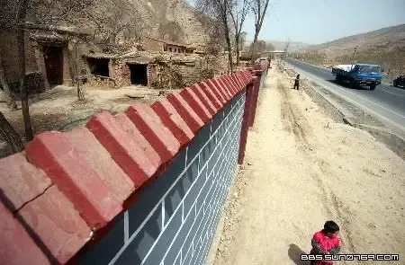 贫困县建遮羞墙图片