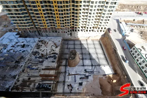 太原一在建小区现“钉子坟”图片