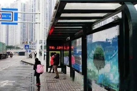 万州环湖公交线首次安装50多块公交电子站牌