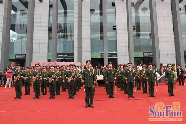 英姿飒爽的武警深圳边防支队升旗仪仗队军乐队图片