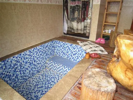 海水温泉 室外或者室内或者房间都有温泉池  2.