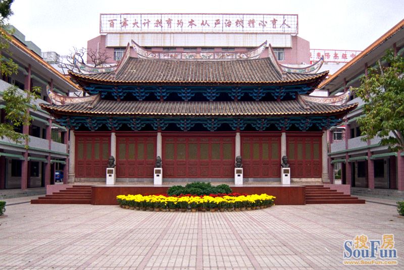 1954年命名为"广东惠阳高级中学",1998年被评为"惠州市一级学校",2001