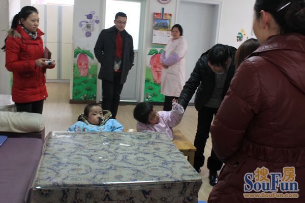 一对爱心父子二人早早的便与我们的爱心团队来到宜昌市孤儿院参与奉献