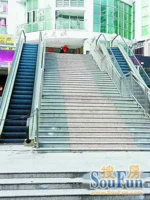 公摊费用较高业主叫苦 九龙城手扶电梯被锁上