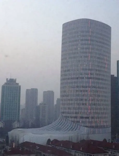 上海惊现靴子楼遭网友吐槽 外形酷似马靴(图)