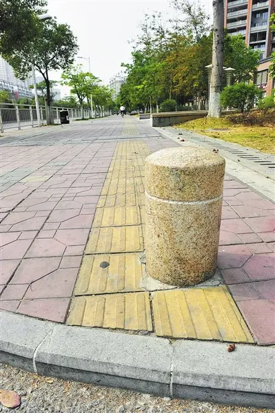 每个路口盲道上都有一个水泥柱.