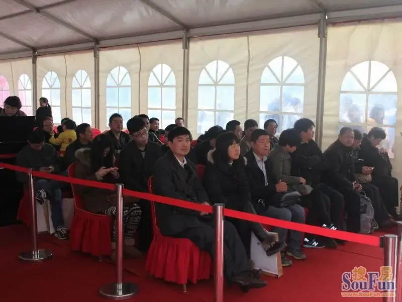 世茂广场开盘劲销260套!大客户整层 买断