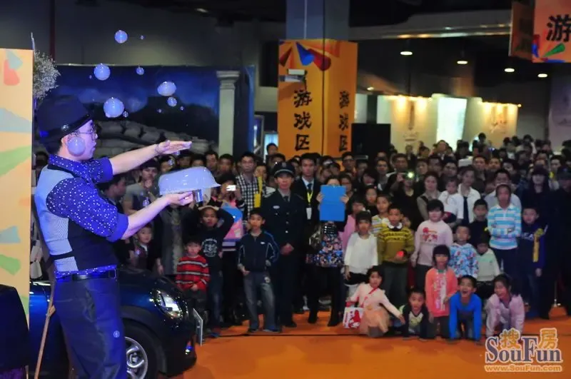 万人挤爆保利房产推介会 3天即创10亿销售神话