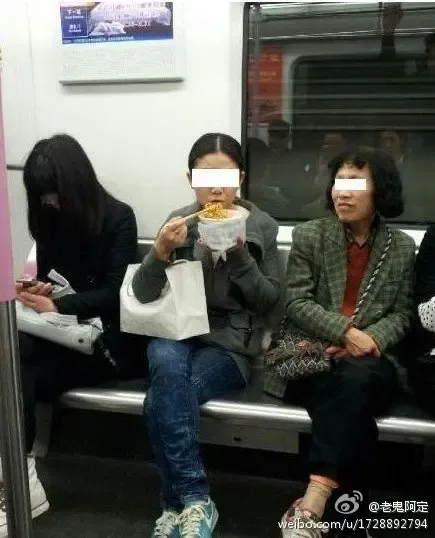 高铁搓<em>脚妹</em> 盘点公交地铁上奇葩行为_房产资讯