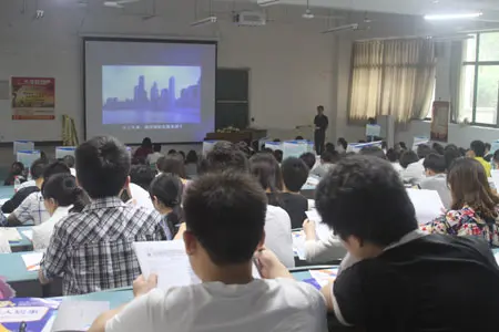 座无虚席的现场