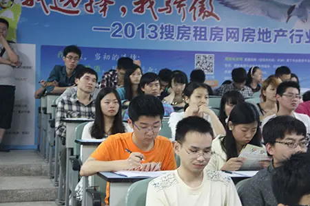 认真记录、聆听