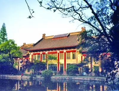 南师大随园校区的中式建筑古韵悠然.