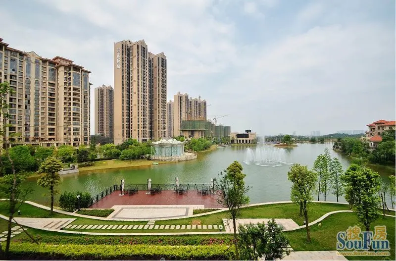 时代倾城,拥有40000㎡的私家内湖.在湖畔,规划了长沙难得一