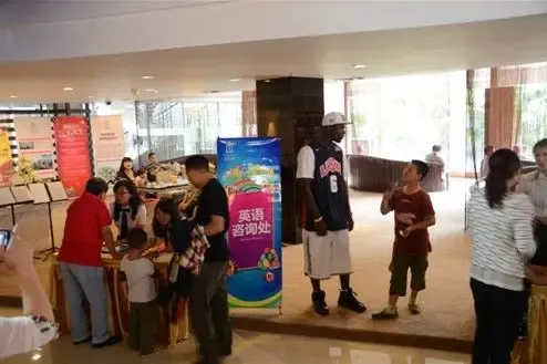 川师附小入学咨询会开场 逾500人挤爆上东阳光