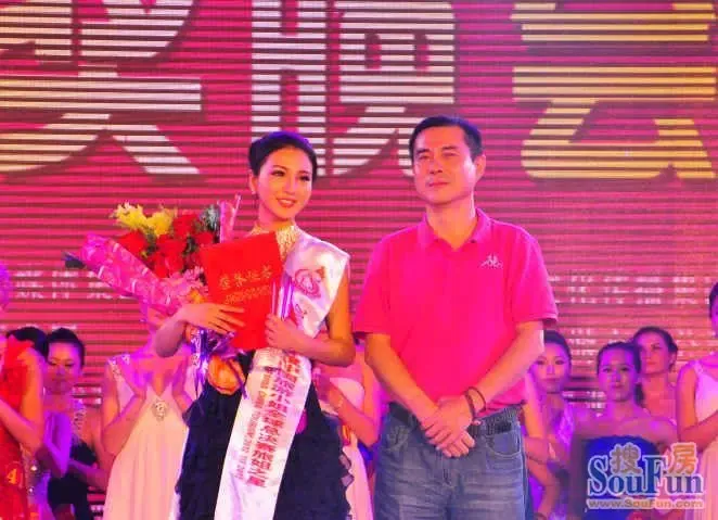 李子涵 晚装图片