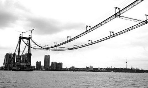 武汉鹦鹉洲大桥主缆成功跨江可承重8万吨