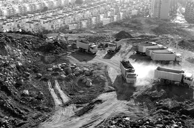 6月1日，广西防城港市，众多车辆在挖山造城。
