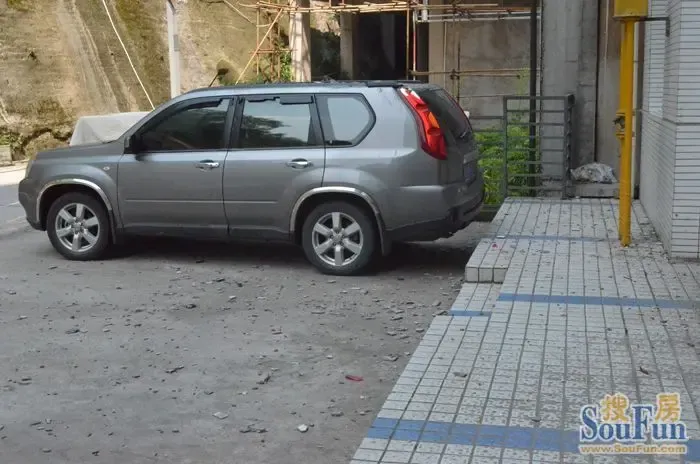 龙郡小区外墙瓷砖掉落险伤人_房产资讯_达州