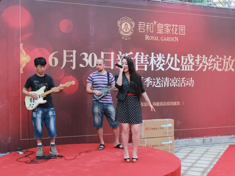 来自俄罗斯的乐队在现场激情演绎