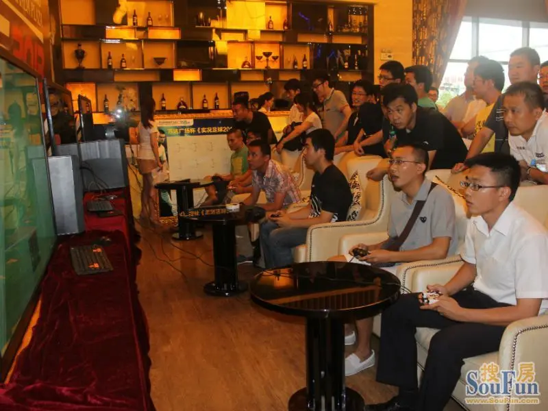 万达广场《2013实况足球》 64进32激烈角逐,谁