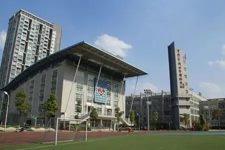 紧邻贵阳一中新世界国际学校