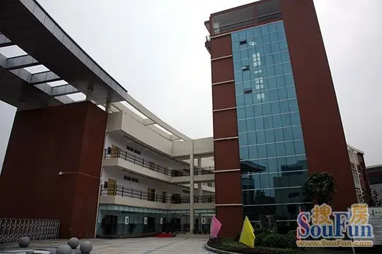 于大学城一中校区山